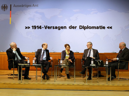 Diskussionsteilnehmer der Veranstaltung "1914 - Versagen der Diplomatie": Herfried Münkler, Michael Thumann, Pascale Hugues, Andreas Wirsching und Peter Lange
