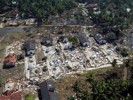 Luftaufnahme einer zerstörten Siedlung auf Sri Lanka
