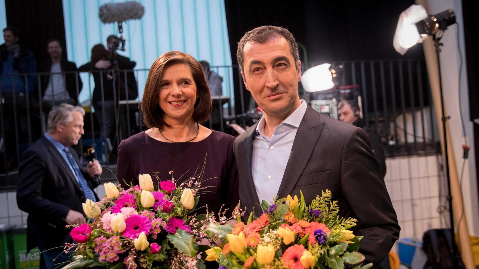 Cem Özdemir, Parteivorsitzender von Bündnis 90/Die Grünen, und die Fraktionsvorsitzende der Grünen im Bundestag, Katrin Göring-Eckardt, halten Blumensträuße in der Hand. Sie haben als Spitzenkandidaten ihrer Partei für die Bundestagswahl eine Pressekonferenz gegeben.
