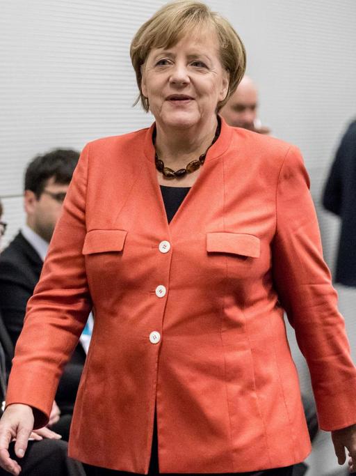 Bundeskanzlerin Angela Merkel (CDU) kommt am 20.11.2017 in Berlin zur Sitzung der CDU/CSU Bundestagsfraktion im Reichstag. Die FDP hatte die Jamaika Sondierungsgesprächen zur Aufnahme von Koalitionsverhandlungen zur Bildung einer Regierung abgebrochen. Foto: Michael Kappeler/dpa | Verwendung weltweit
