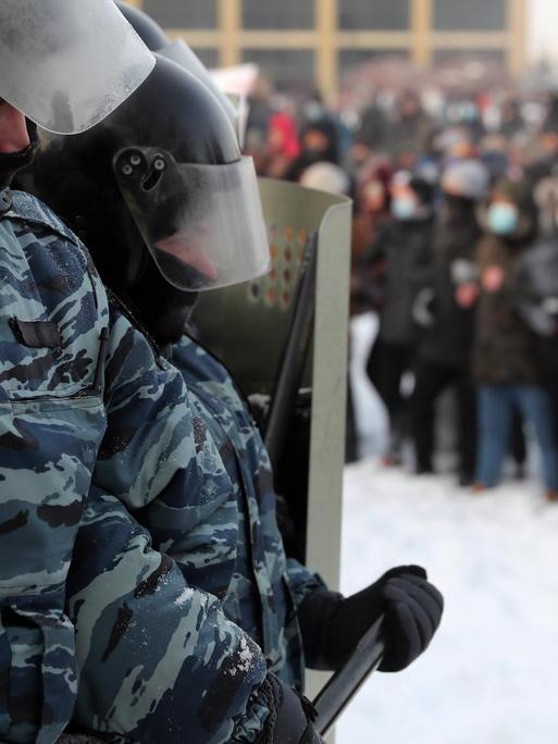 Polizei und Demonstranten, die Nawalnys Freilassung fordern, stehen sich in Jekaterinburg gegenüber.