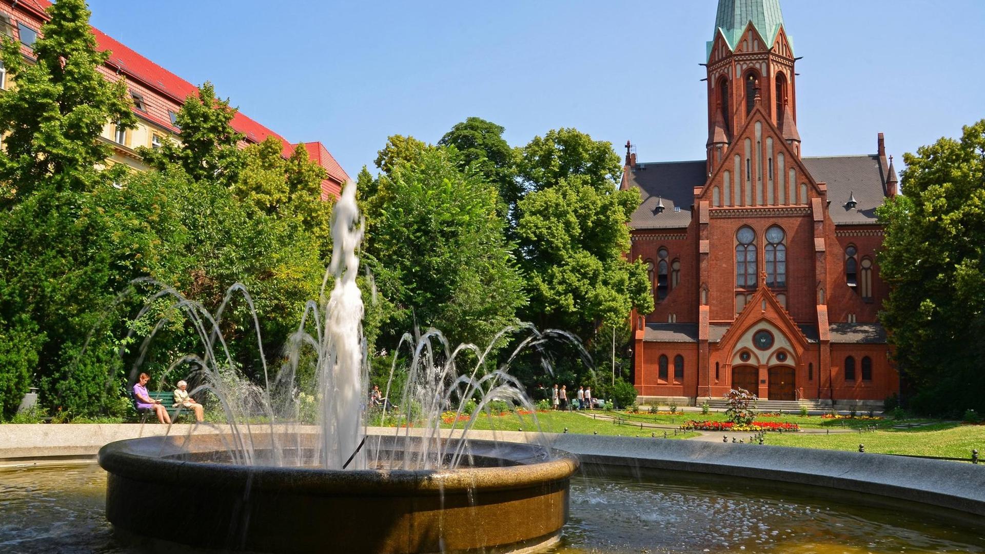 Das Foto zeigt den Springbrunnen vor der St. Ludwigs-Kirche in Berlin- Charlottenburg- Wilmersdorf.
