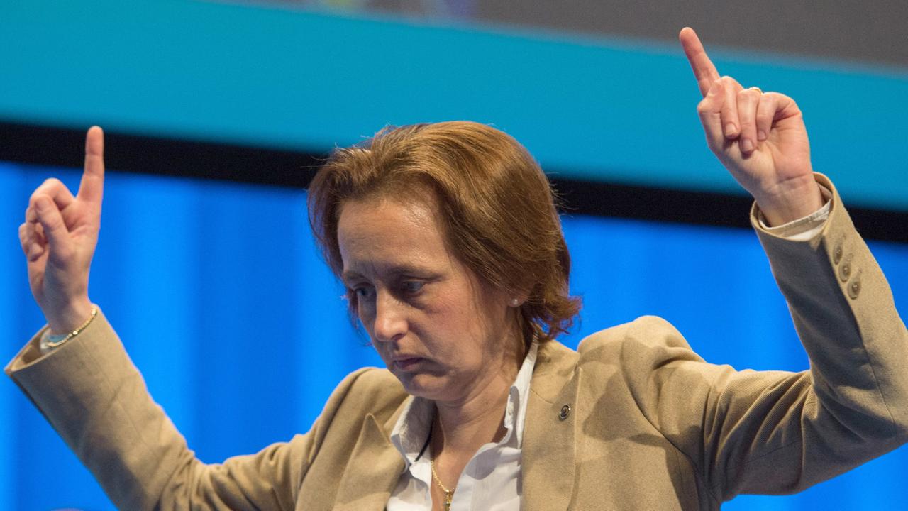 Die stellvertretende AfD-Parteivorsitzende Beatrix von Storch gestikuliert am 01.05.2016 beim AfD-Bundesparteitag in Stuttgart.