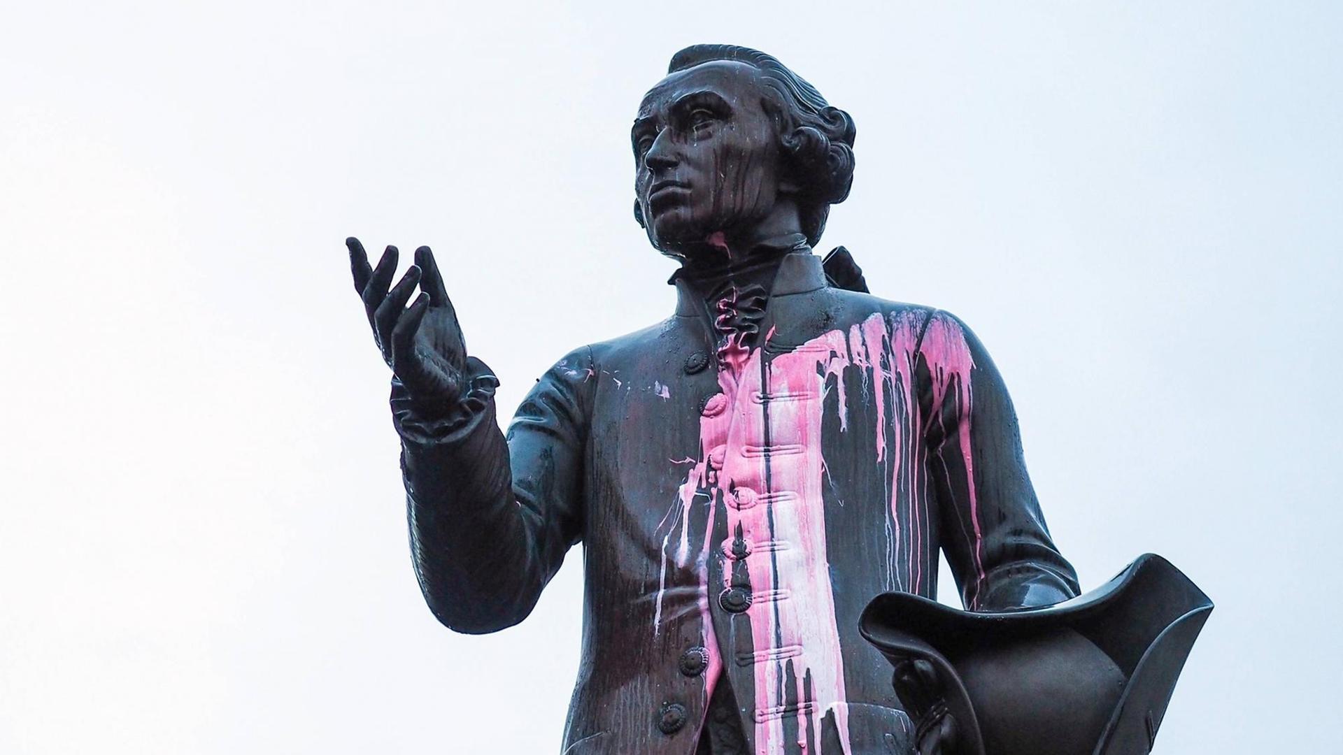 27.11.2018: Die Statue Immanuel Kants in Kaliningrad ist mit pinker Farbe beschmiert - Grund für die Aktion waren deutschfeindliche Ressentiments.
