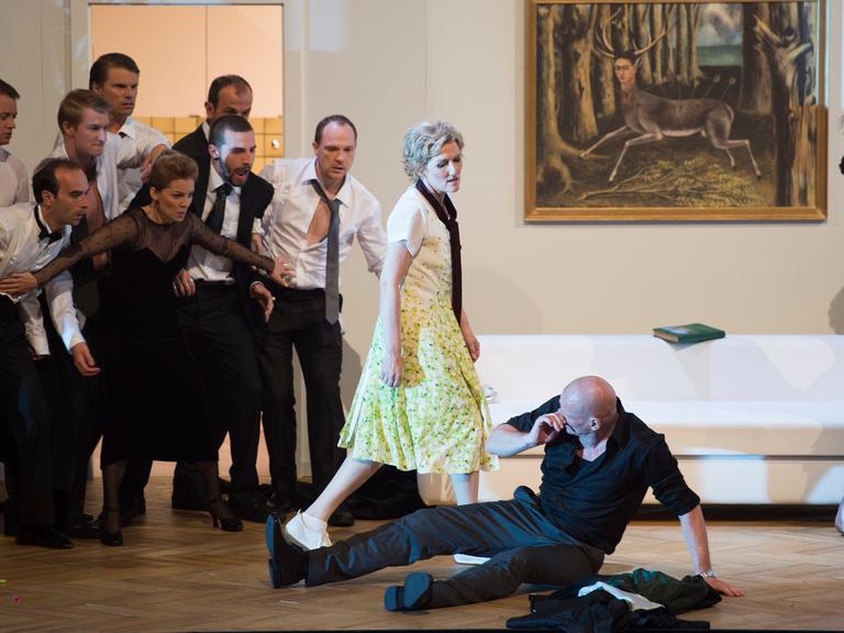 Szenenfoto aus Wolfgang Rihms Oper "Die Eroberung von Mexiko", die in Koproduktion zwischen Salzburg und Köln im Sommer 2015 die Salzburger Festspiele eröffnete, mit Angela Denoke als "Montezuma" und Bo Skovhus als "Cortez" 