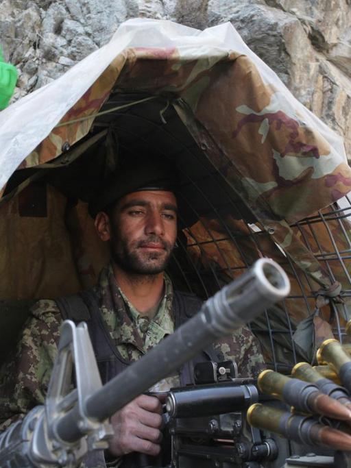 Ein Soldat der Afghanischen Nationalarmee (ANA) an einem Checkpoint in Kabul. Er ist schwer bewaffnet.