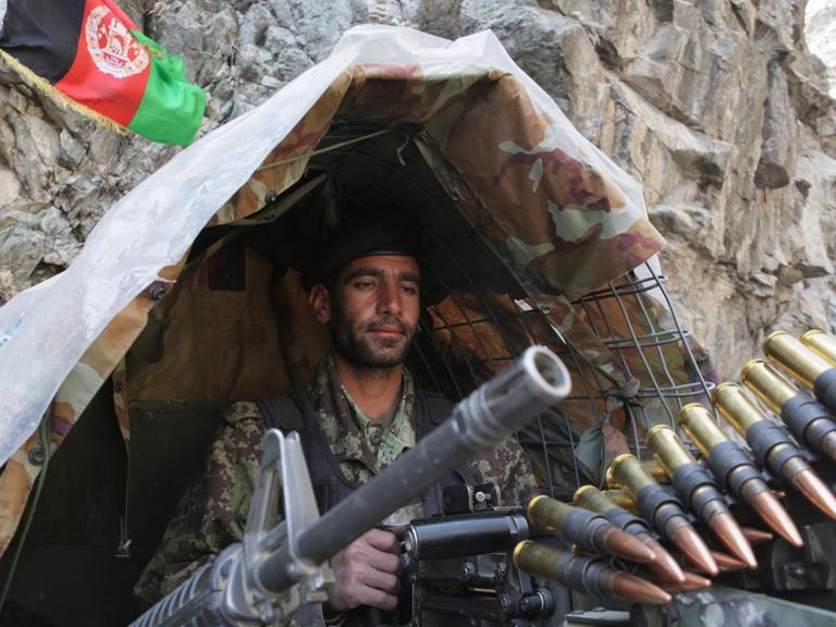 Ein Soldat der Afghanischen Nationalarmee (ANA) an einem Checkpoint in Kabul. Er ist schwer bewaffnet.