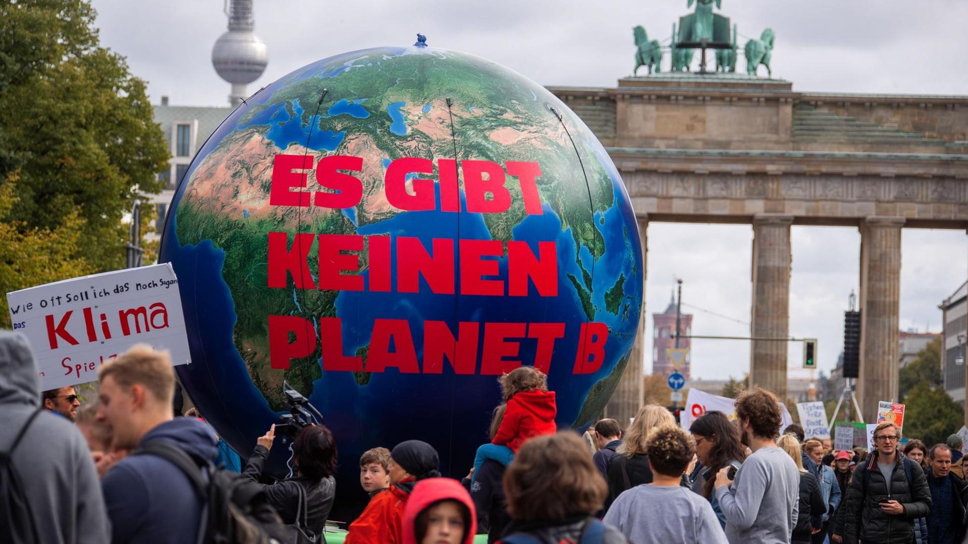  Eine Erdkugel mit der Aufschrift "Es gibt keinen Planet B" steht vor dem Brandenburger Tor.