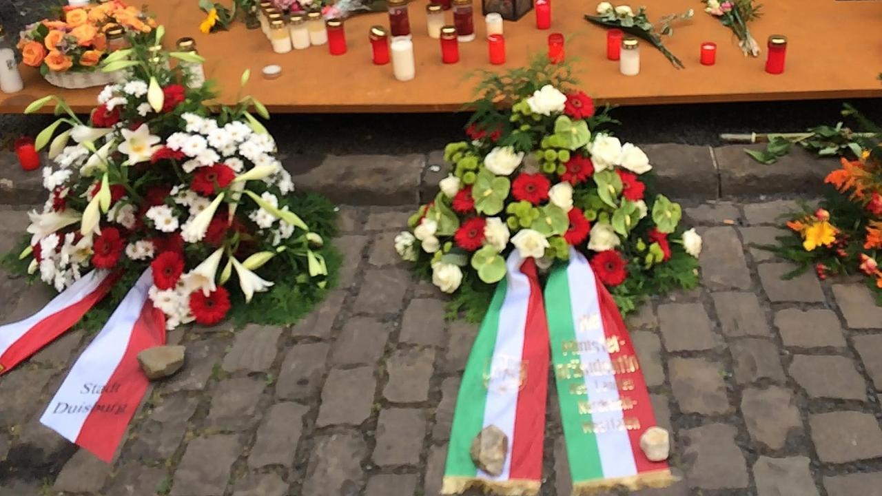 Kerzen, Kränze und Bilder erinnern in Duisburg an die Opfer der Loveparade-Katastrophe.