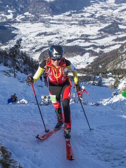 Die Spanierin Ana Alonso Rodriguez bei ihrem Ski-Aufstieg.