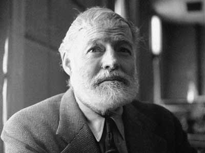 Der US-Autor Ernest Hemingway auf einem undatierten Foto