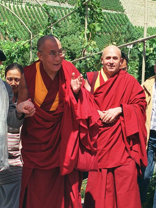 Der Dalai Lama übernimmt 1999 in Saillon in der Schweiz von Abbe Pierre, dem "Vater der Armen" und Emmaus-Begründer, den kleinsten Weinberg der Schweiz, den "Farinet" auch "Les Vignes de la Paix" genannt. Zur Traubenernte in dem nur 1,67 Quadratmeter großen Weinberg wird jedes Jahr ein Prominenter gebeten.