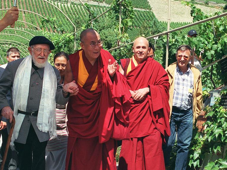 Der Dalai Lama übernimmt 1999 in Saillon in der Schweiz von Abbe Pierre, dem "Vater der Armen" und Emmaus-Begründer, den kleinsten Weinberg der Schweiz, den "Farinet" auch "Les Vignes de la Paix" genannt. Zur Traubenernte in dem nur 1,67 Quadratmeter großen Weinberg wird jedes Jahr ein Prominenter gebeten.