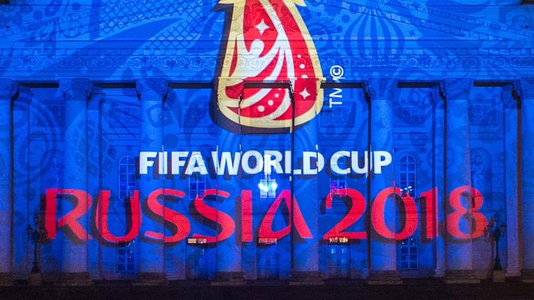 Das Logo der Fußball-WM 2018 in Russland wird auf die Fassade des Bolschoi-Theaters in Moskau projiziert.