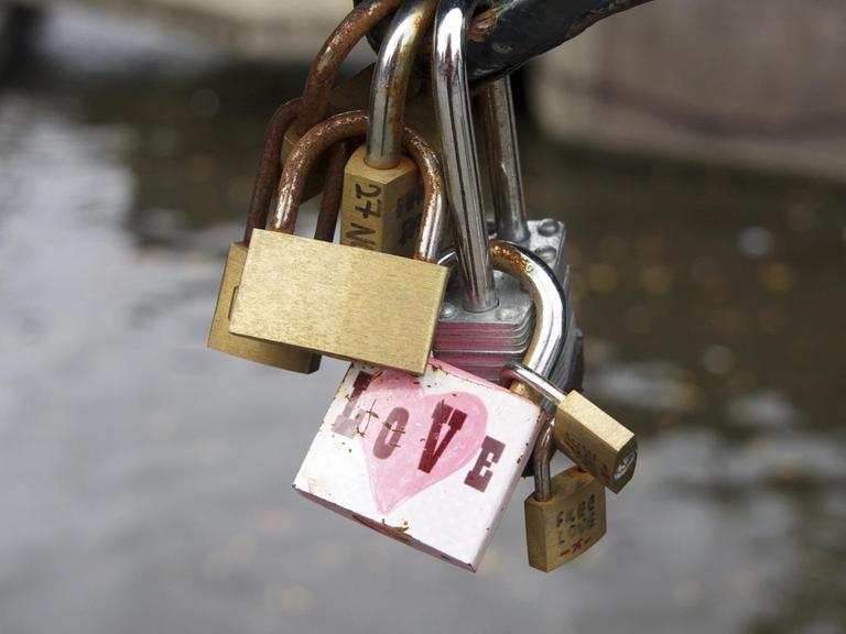 Liebe Vorhängeschlösser auf einer Amsterdamer Brücke, Niederlande, Europa | Verwendung weltweit, Keine Weitergabe an Wiederverkäufer.