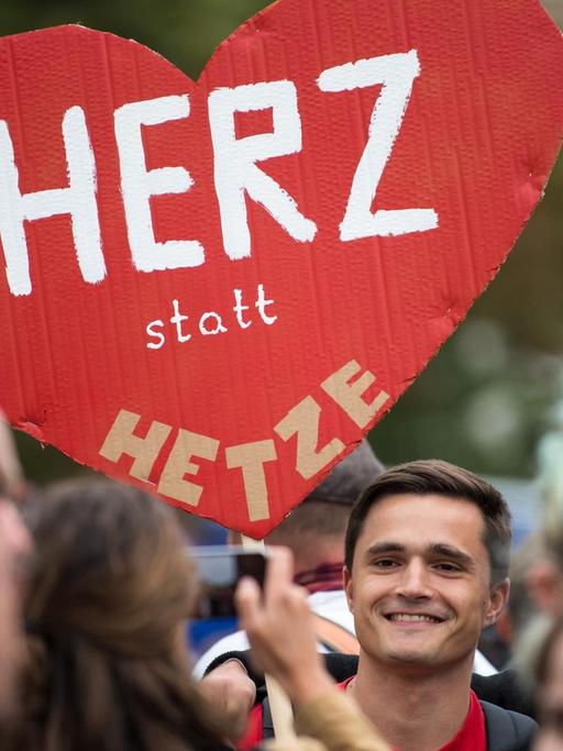 Ein Teilnehmer der Kundgebung des Bündnisses Chemnitz Nazifrei unter dem Motto "Herz statt Hetze":