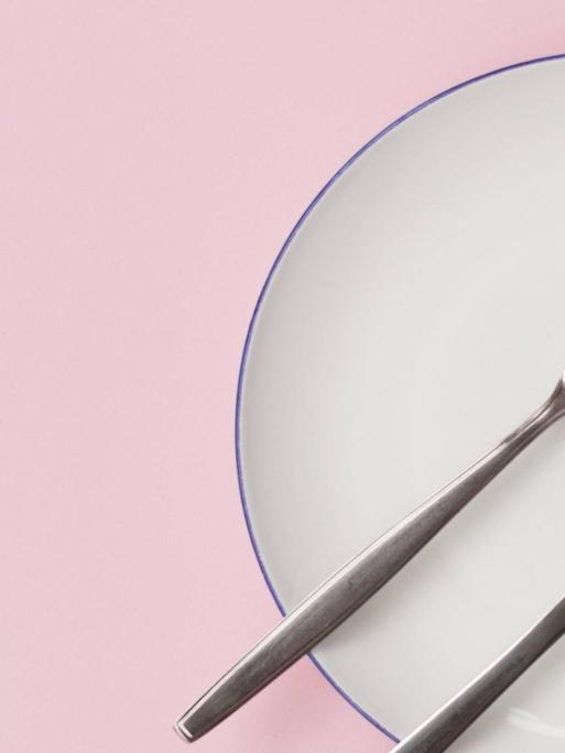 Ein leerer Teller mit Gabel und Messer.