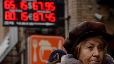 Passanten am Dienstag in Moskau: Der russische Rubel ist auf ein Rekordtief gefallen.