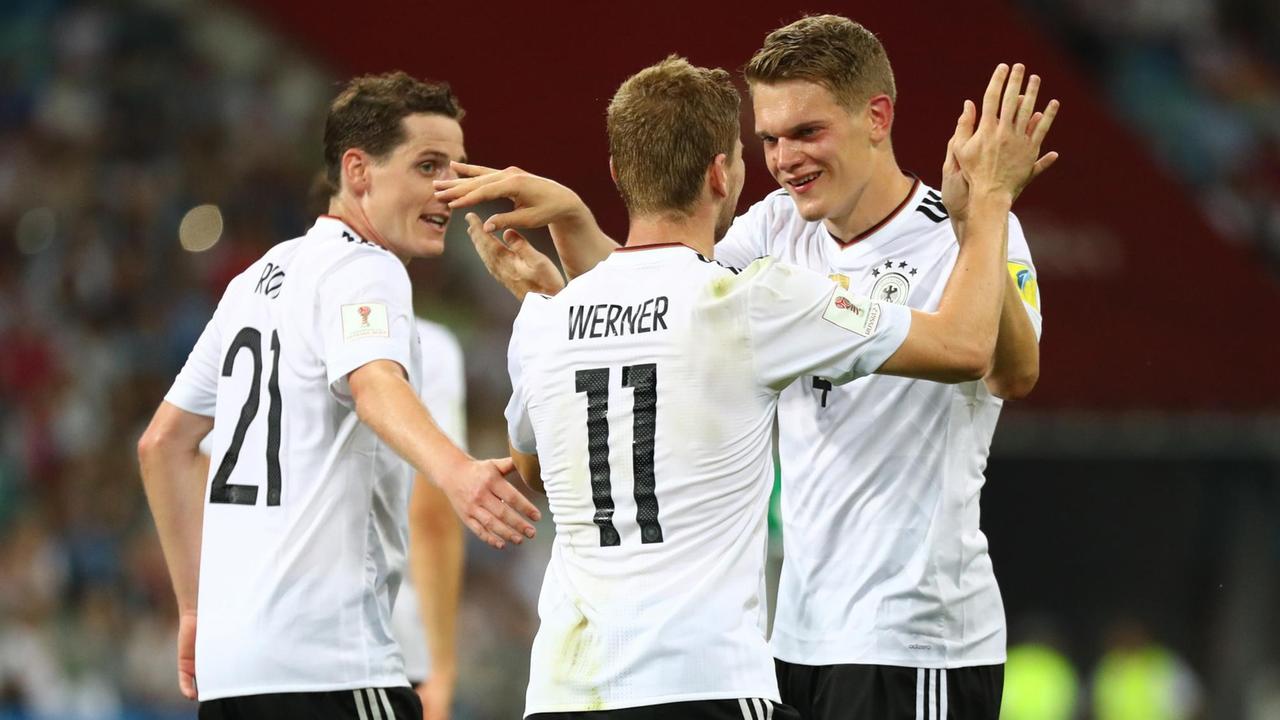 Timo Werner (M) jubelt mit seinen Teamkollegen Matthias Ginter (r) und Sebastian Rudy (l) über den Treffer zum 3:0 gegen Mexiko.