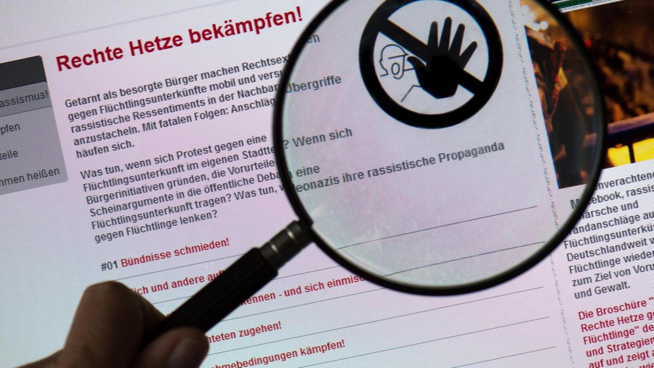 Eine Lupe vergrößert am ein Stopp-Symbol auf der Webseite von "Pro Asyl" auf der Themenseite "Rechte Hetze bekämpfen!"