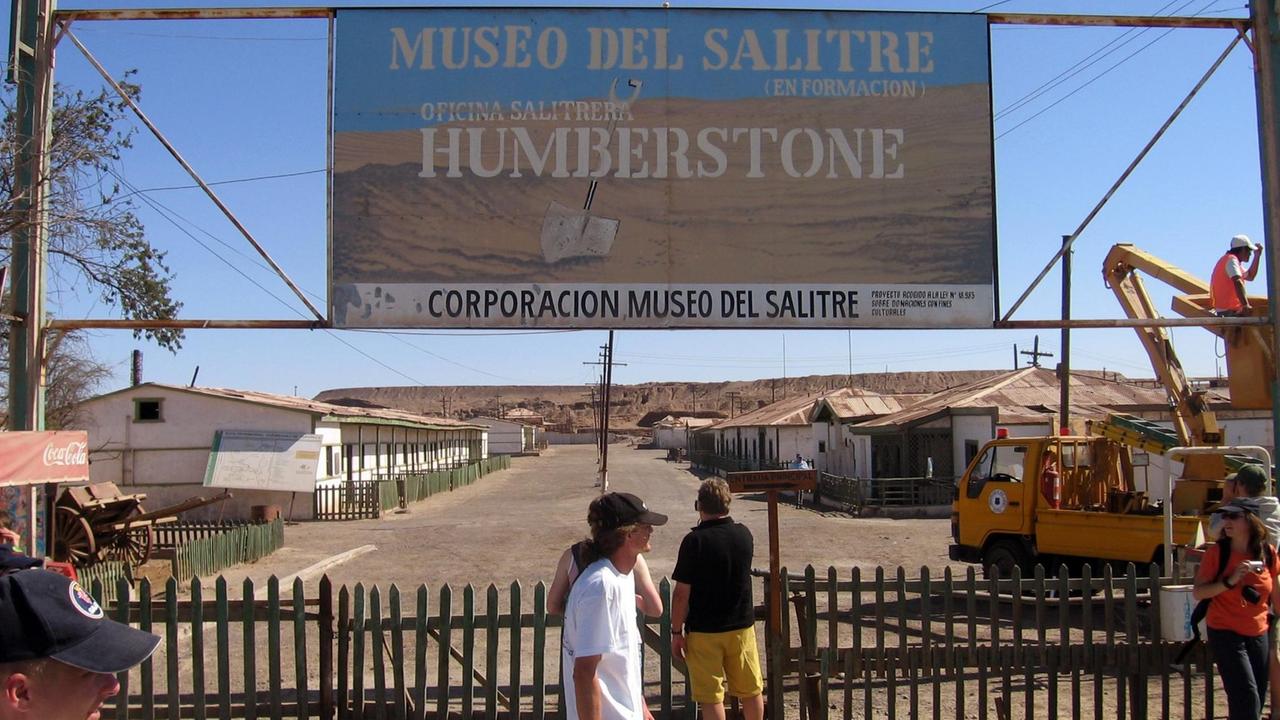 Eingang zum Humberstone-Salpeterwerk-Museum. Bereits 1889 gehörten die Humberstone-Werke zu den größten Salpeterwerken in Chile. Anfang der 30er Jahre brach der Salpetermarkt zusammen. Viele Arbeiter wurden entlassen, um die Mine lebten damals bis zu 3.700 Menschen. Die Salpeterwerke wurden zwar weiterbetrieben, da aber der Absatz von Salpeter sich schwieriger gestaltete, wurde Humberstone 1961 geschlossen. Seit Juli 2005 gehört Humberstone zum Weltkulturerbe der UNESCO. (Aufnahme vom 17.02.2006). Foto: Jürgen Darmstädter +++(c) dpa - Report+++ |