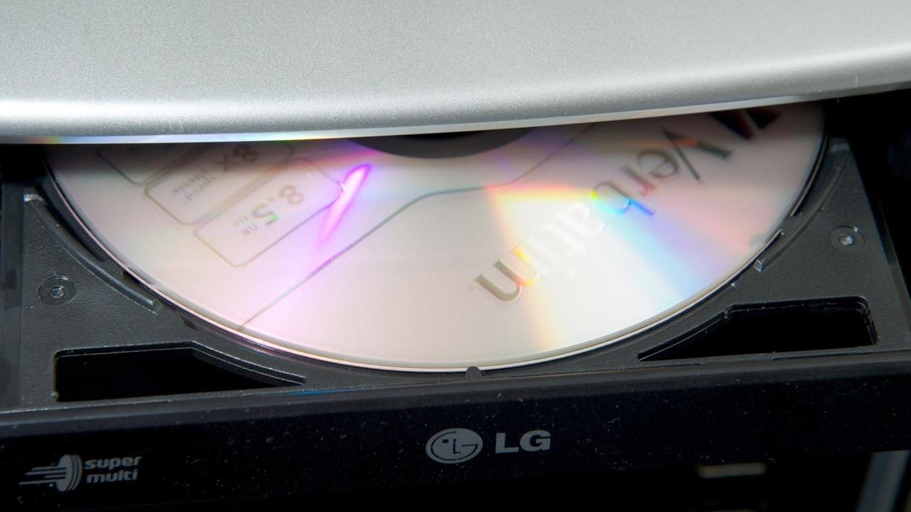 Eine DVD in einem Laufwerksschacht eines Computers.
