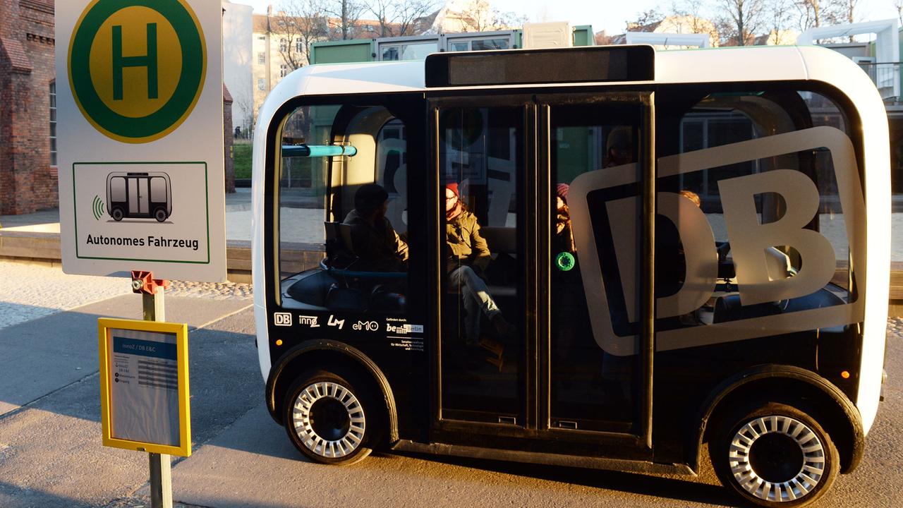 Kleinbus "Olli" bei einer Testfahrt in Berlin