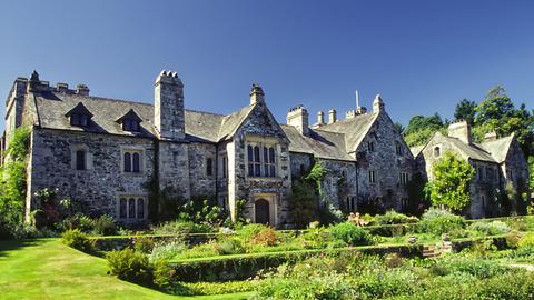 Ein Herrenhaus im Park, Cornwall, England