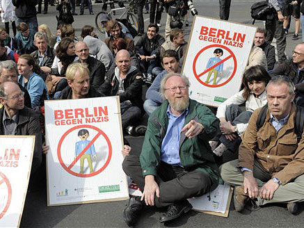 Bundestagsvizepräsident Wolfgang Thierse nimmt am 1. Mai an einer Sitzblockade gegen einen Nazi-Aufmarsch in Prenzlauer Berg teil.