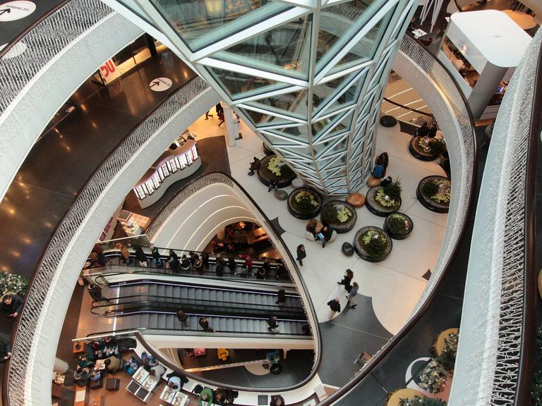 Kunden flanieren im Einkaufszentrum MyZeil in Frankfurt, Hessen, Deutschland