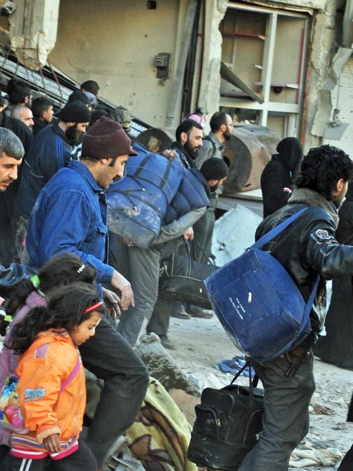Zivilisten verlassen Homs.