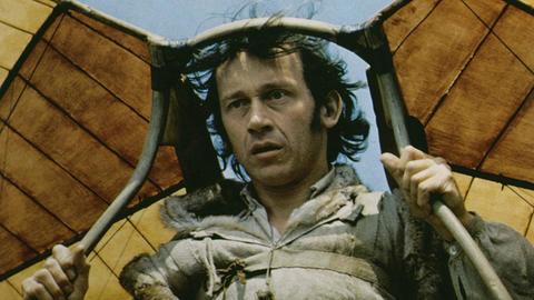Schauspieler Tilo Prückner versucht als Albrecht Ludwig Berblinger alias "Schneider von Ulm" in dem gleichnamigen Spielfilm von Edgar Reitz aus dem Jahr 1978 zu fliegen