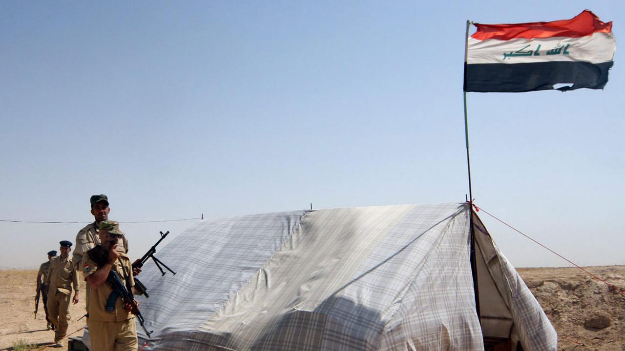 Irakische Soldaten vor einem Zelt.