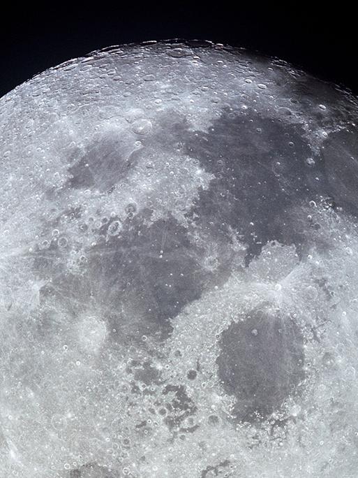 Auf dem Rückflug fotografieren die Astronauten den Mond