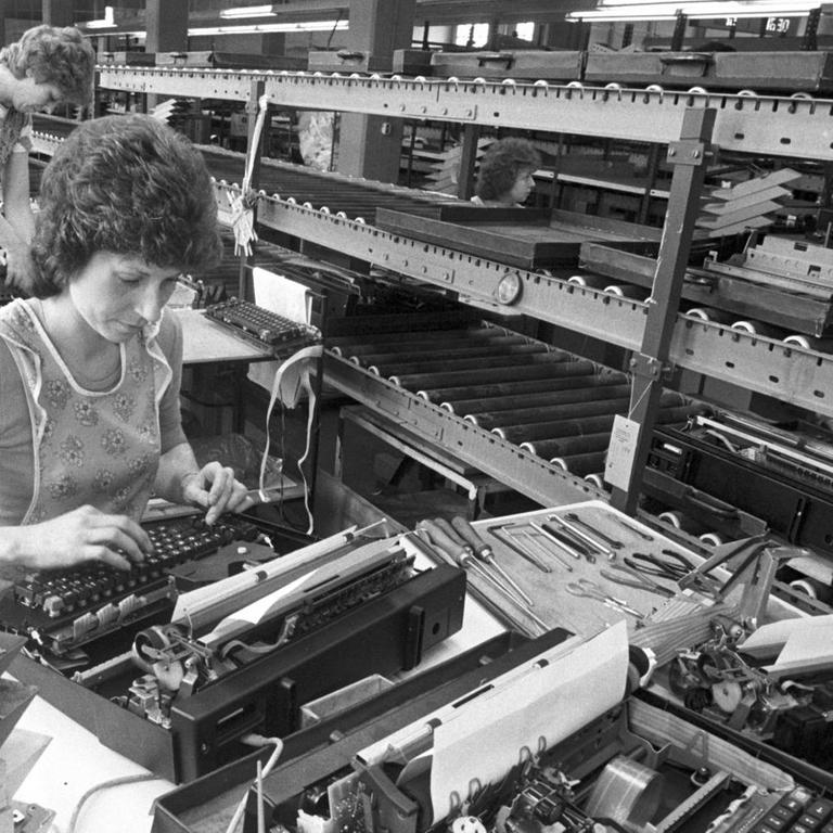 Mechanikerinnen in der Endmontage der neuen elektronischen Schreibmaschine vom Typ "Erika 6006" im VEB Buchungsmaschinenwerk (BUMA) Karl-Marx-Stadt. 