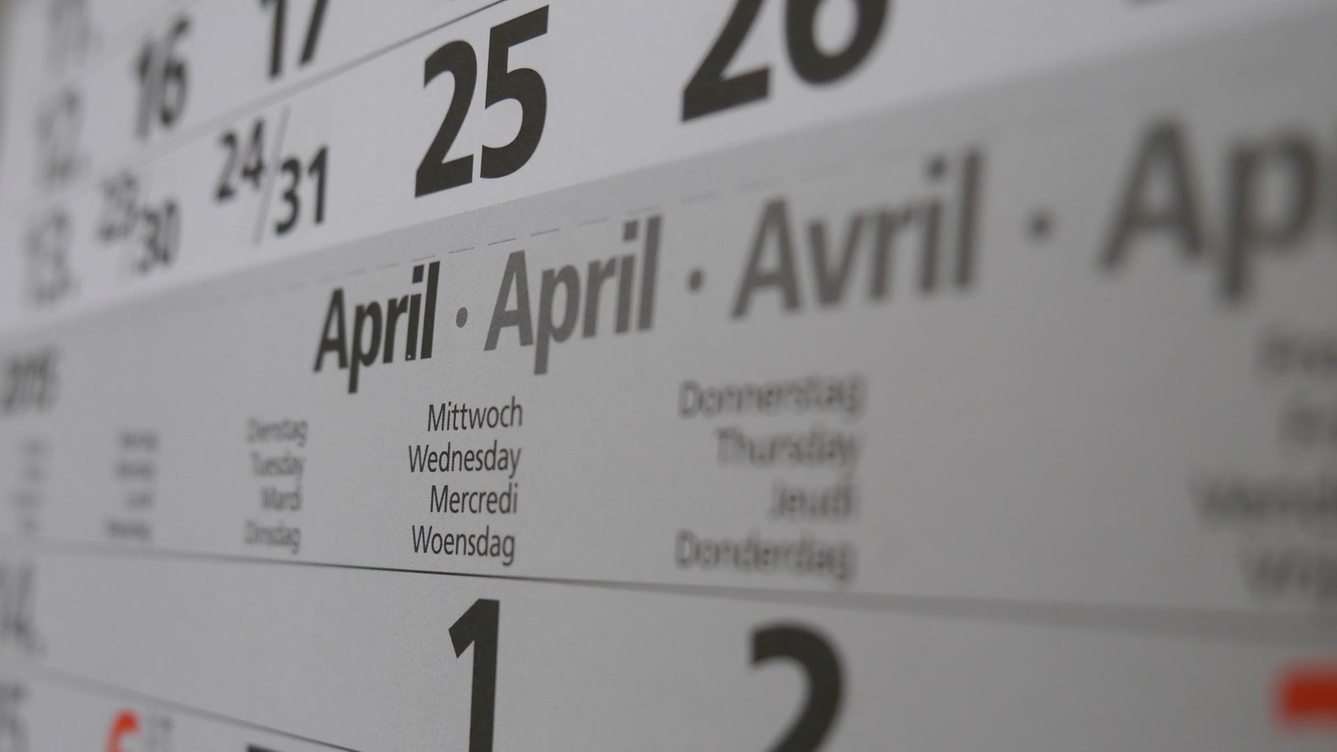 Ein Kalender mit dem Monat April.