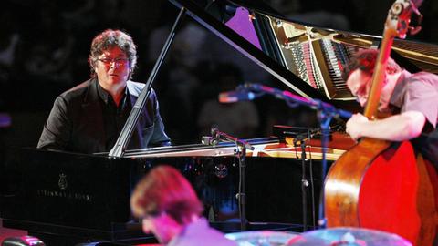 Der spanische Jazz-Pianist Chano Dominguez performt mit Mario Rossi und Marc Miralta beim Vitoria Jazz Festival.