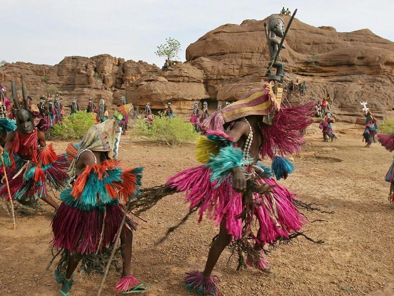 Traditioneller Maskentanz der Dopo im Dorf Begnemato