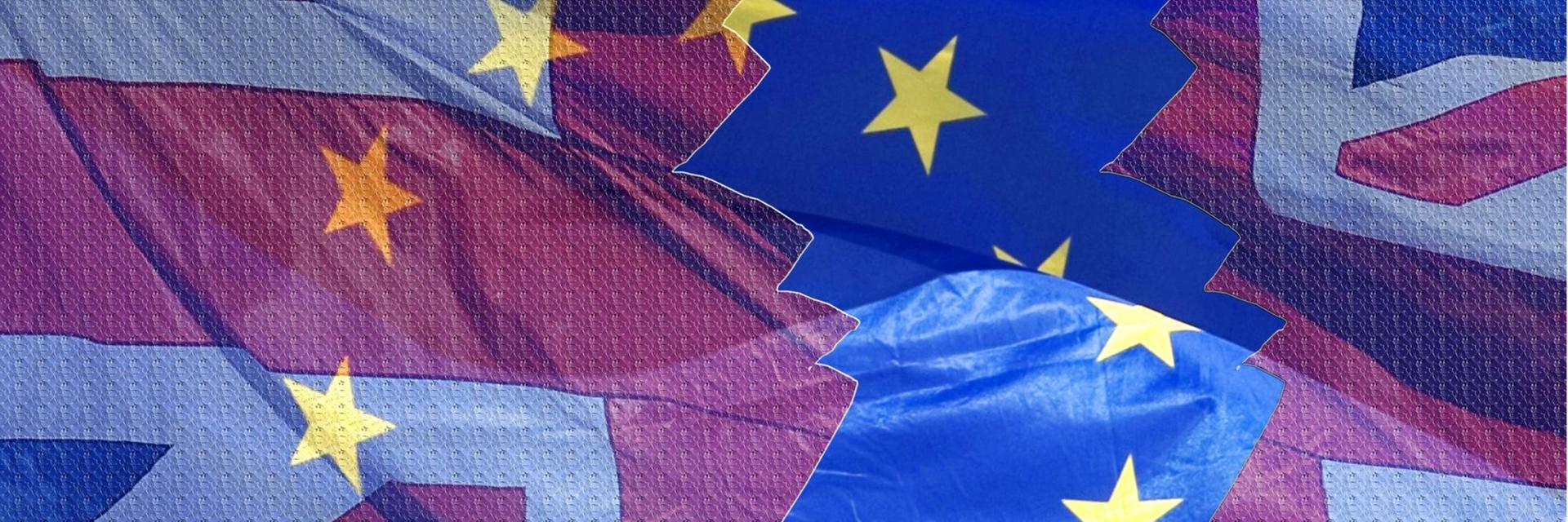 Das Symbolfoto zum Brexit zeigt die Flaggen der EU und Großbritanniens übereinander.