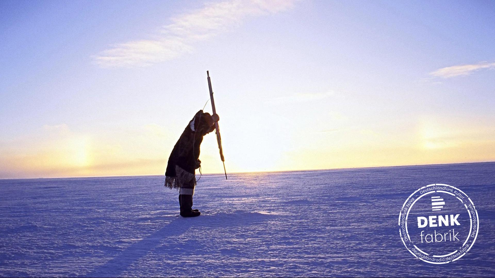 Ein Eskimo ist auf der Jagd nach Seehunden, aufgenommen 1995 im kandadischen Territorium Nunavut. Undatiert.