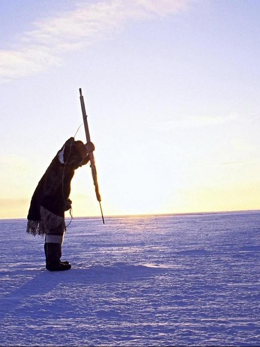 Ein Eskimo ist auf der Jagd nach Seehunden, aufgenommen 1995 im kandadischen Territorium Nunavut. Undatiert.