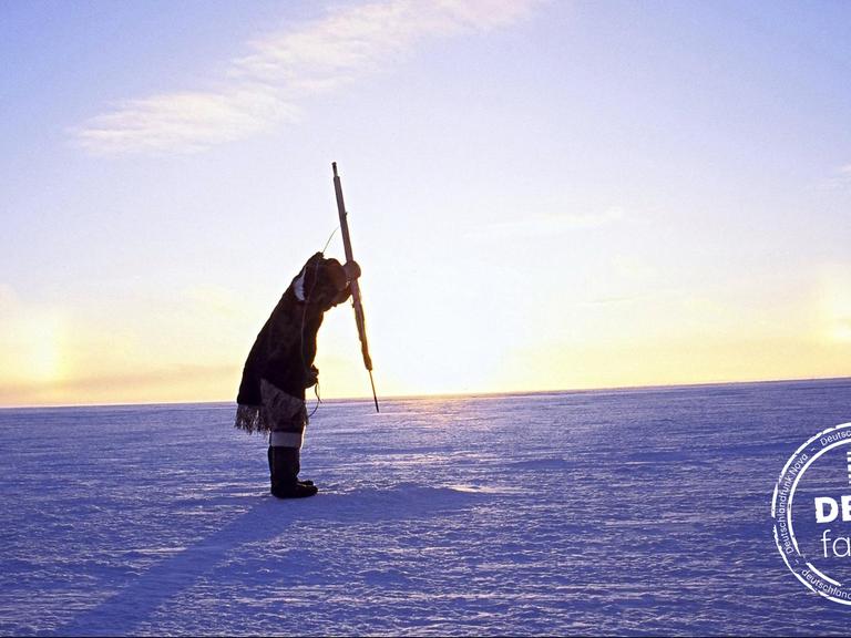Ein Eskimo ist auf der Jagd nach Seehunden, aufgenommen 1995 im kandadischen Territorium Nunavut. Undatiert.