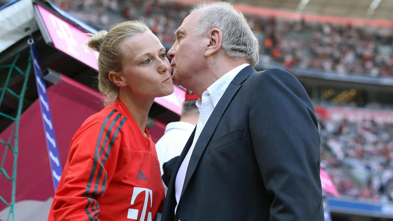 Unter Bayern: Uli Hoeneß begrüßt Team-Managerin Kathleen Krüger mit den München-typischen Bussis.
