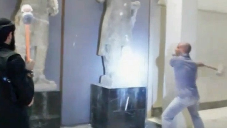IS-Anhänger zerstören Statuen, laut Angaben des IS in Mossul