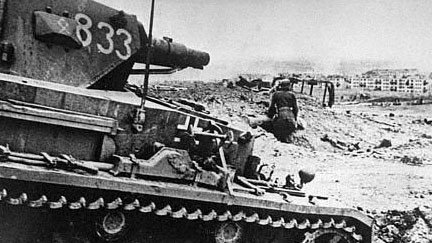 Ein deutscher Panzer 1942 vor Stalingrad.