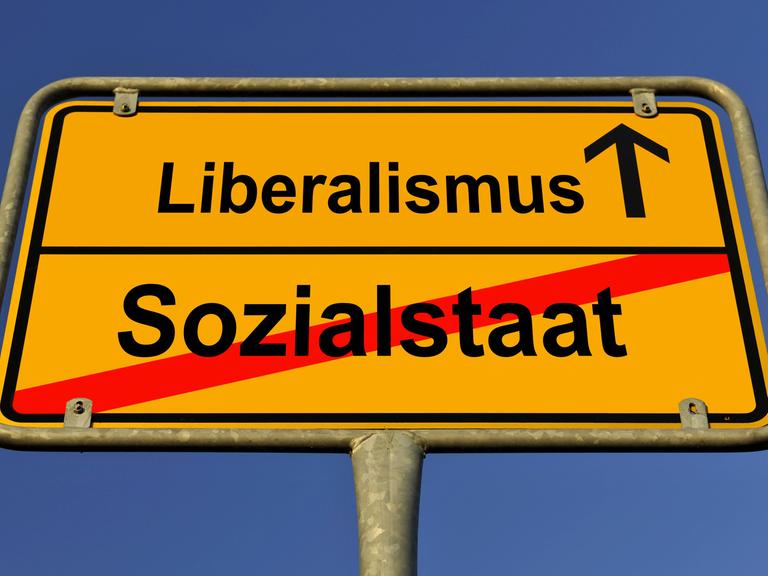 Schild Ortsende: Liberalismus folgt, Sozialstaat durchgestrichen