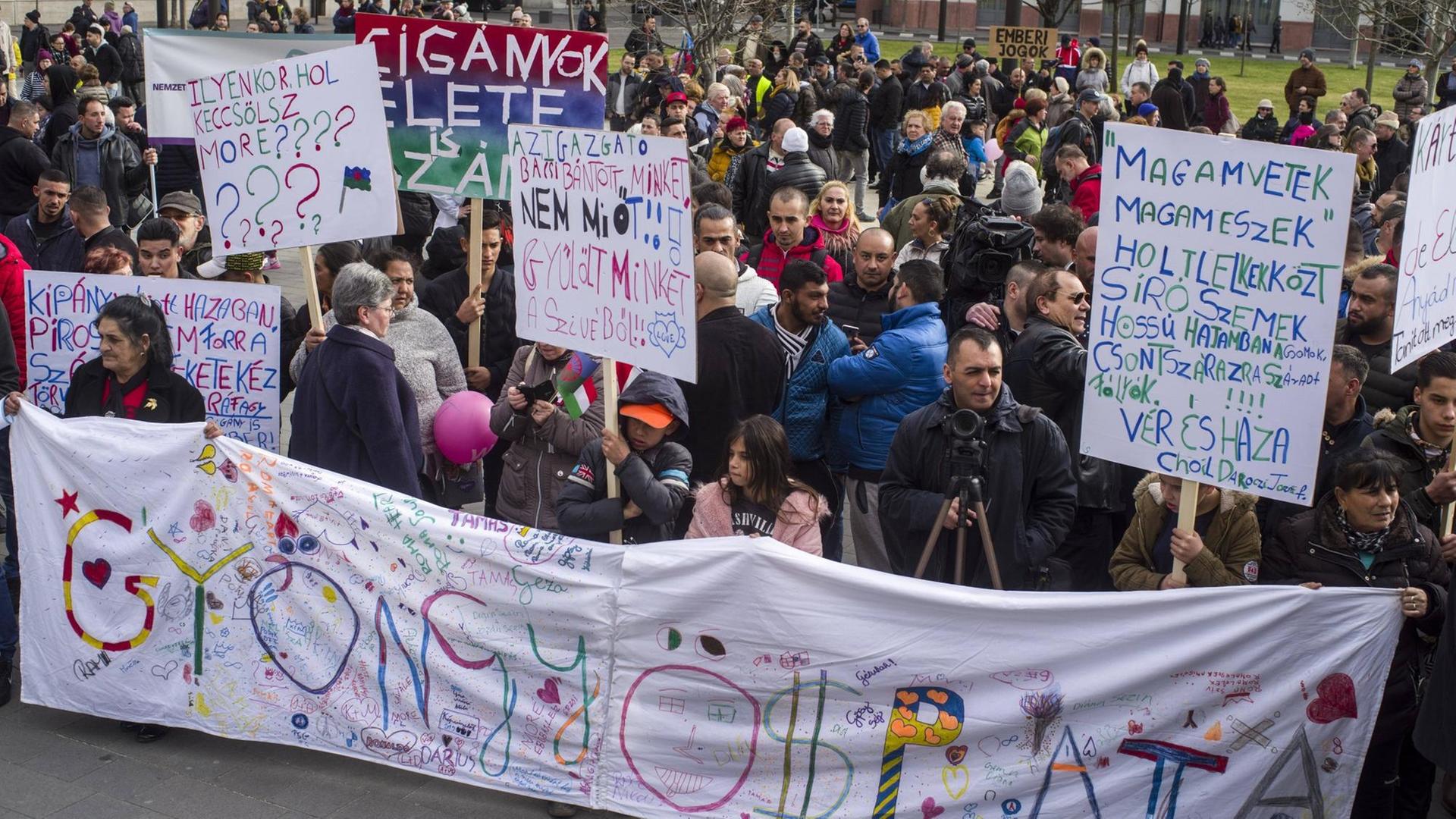 Demonstranten gegen die Diskriminierung von Roma am 23.02.2020 in Budapest.