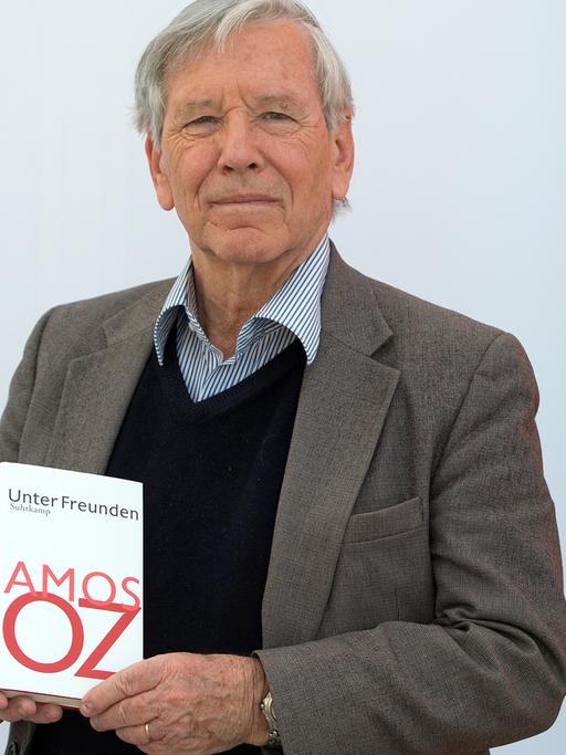 Der israelische Schriftsteller Amos Oz präsentiert am 14.03.2013 in Leipzig (Sachsen) auf der Buchmesse sein Buch "Unter Freunden".