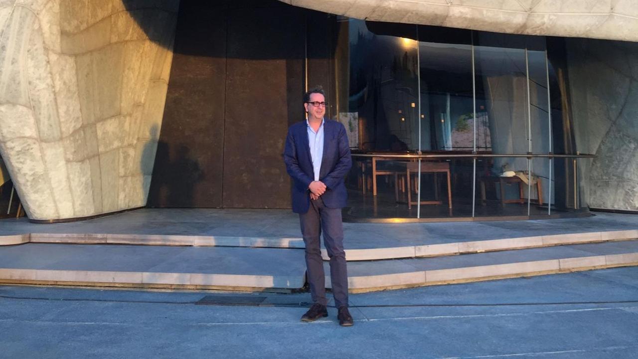 Architekt Siam Hariri vor einem der neun Eingänge des "Hauses der Andach"