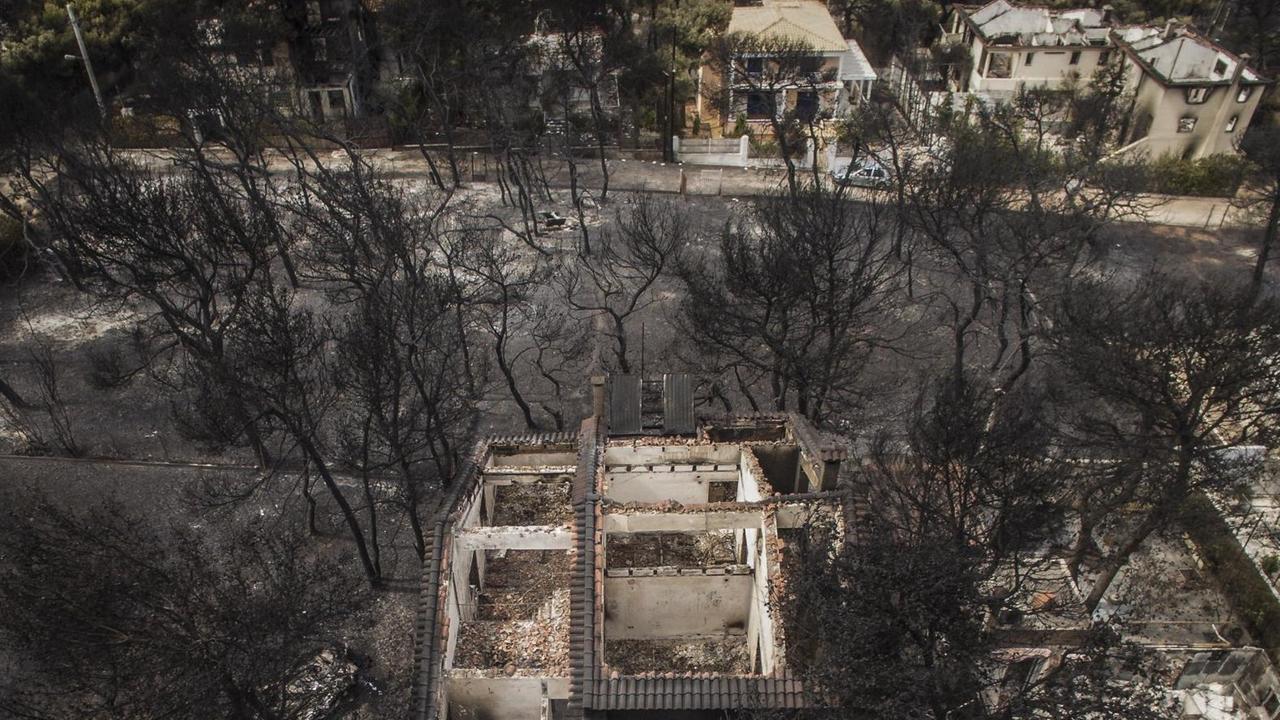 Die Luftaufnahme zeigt ausgebrannte Häuser im Dorf Mati bei Athen am 24.7.2018.